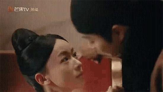 最新与陌生人接吻视频,最新与陌生人接吻视频，探索亲密行为的边界与挑战